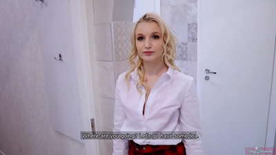 Vajza e re e kolegjit tradhton të dashurin e saj me shokun e tij | POV dhe sperma brenda pidhit të saj!